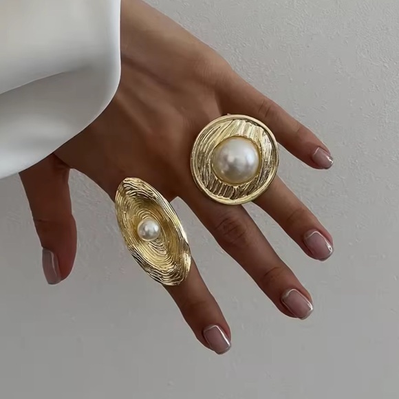 ✨ Gold Statement Ring with Pearl Accent ✨ - Picture 1 of 12